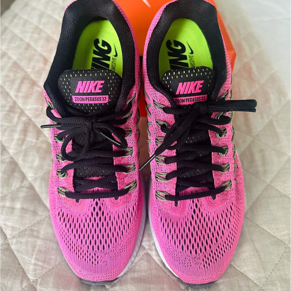 Nike Air Zoom Pegasus 32 in Power Pink, Women’s Size 11 Excellent Condition 💗🖤